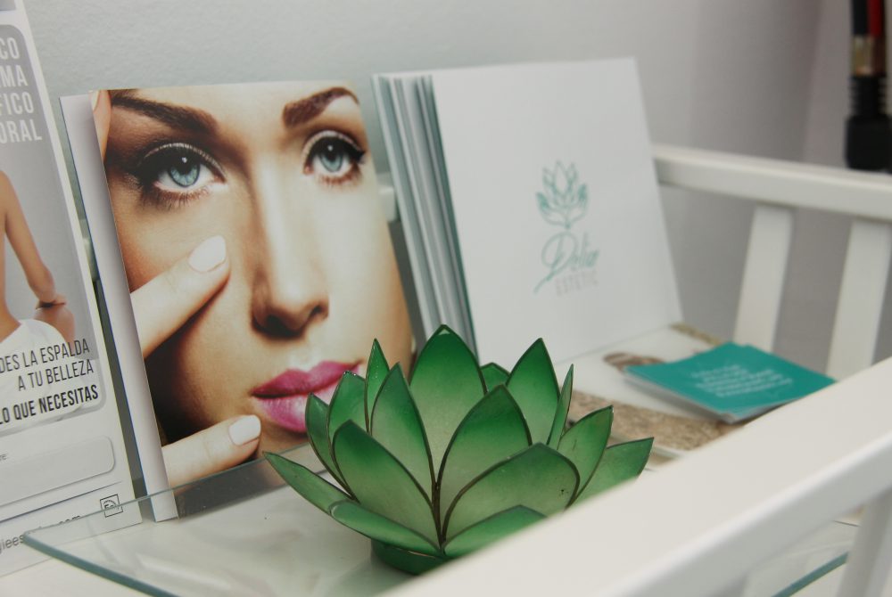 Diseño corporativo, folleto y tarjetas de visita para Delia Estetic