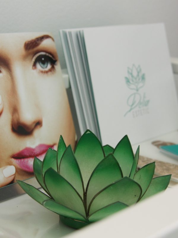Diseño corporativo, folleto y tarjetas de visita para Delia Estetic