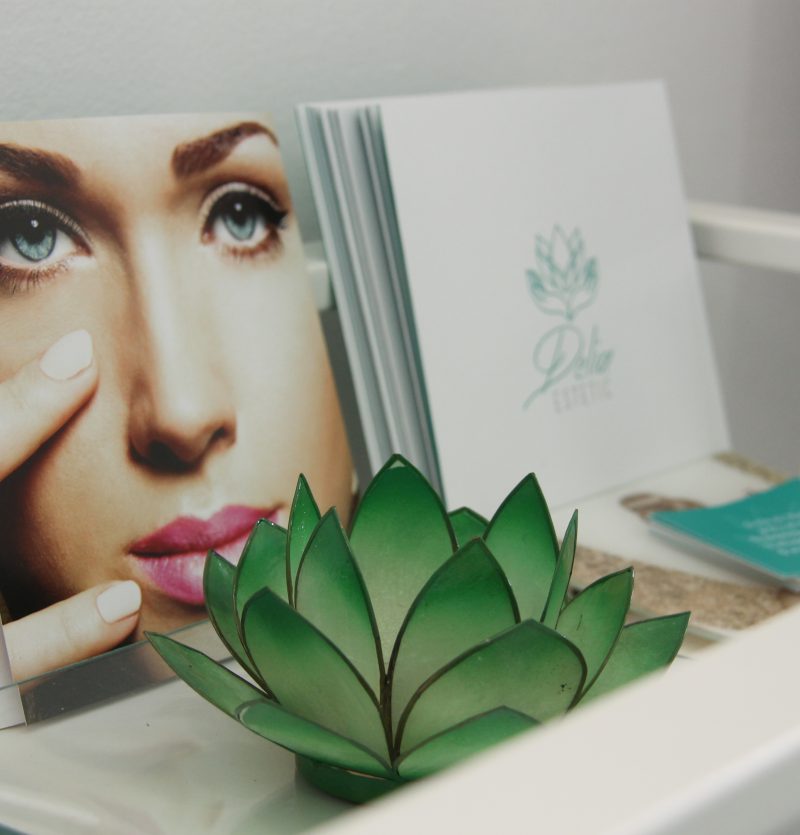 Diseño corporativo, folleto y tarjetas de visita para Delia Estetic